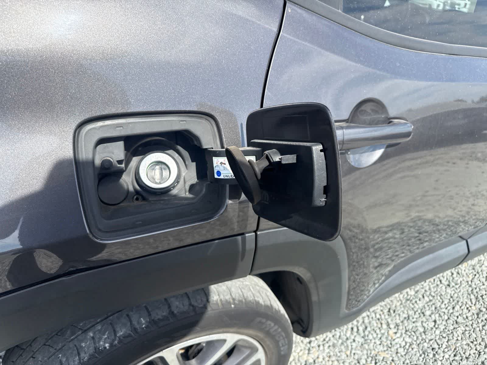 Used 2018 Jeep Renegade Latitude w/ Advanced Technology Group FWD image 16