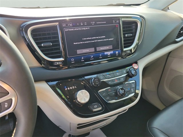 Used 2024 Chrysler Pacifica Touring-L image 22