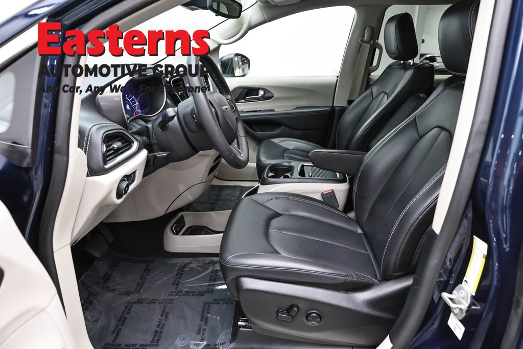 Used 2023 Chrysler Pacifica Touring-L FWD image 14
