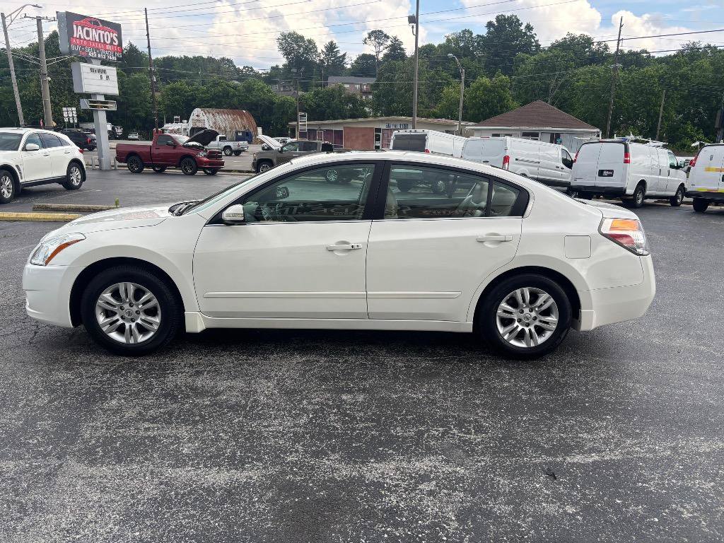 Used 2011 Nissan Altima 2.5 SL w/ 2.5SL Pkg FWD image 2