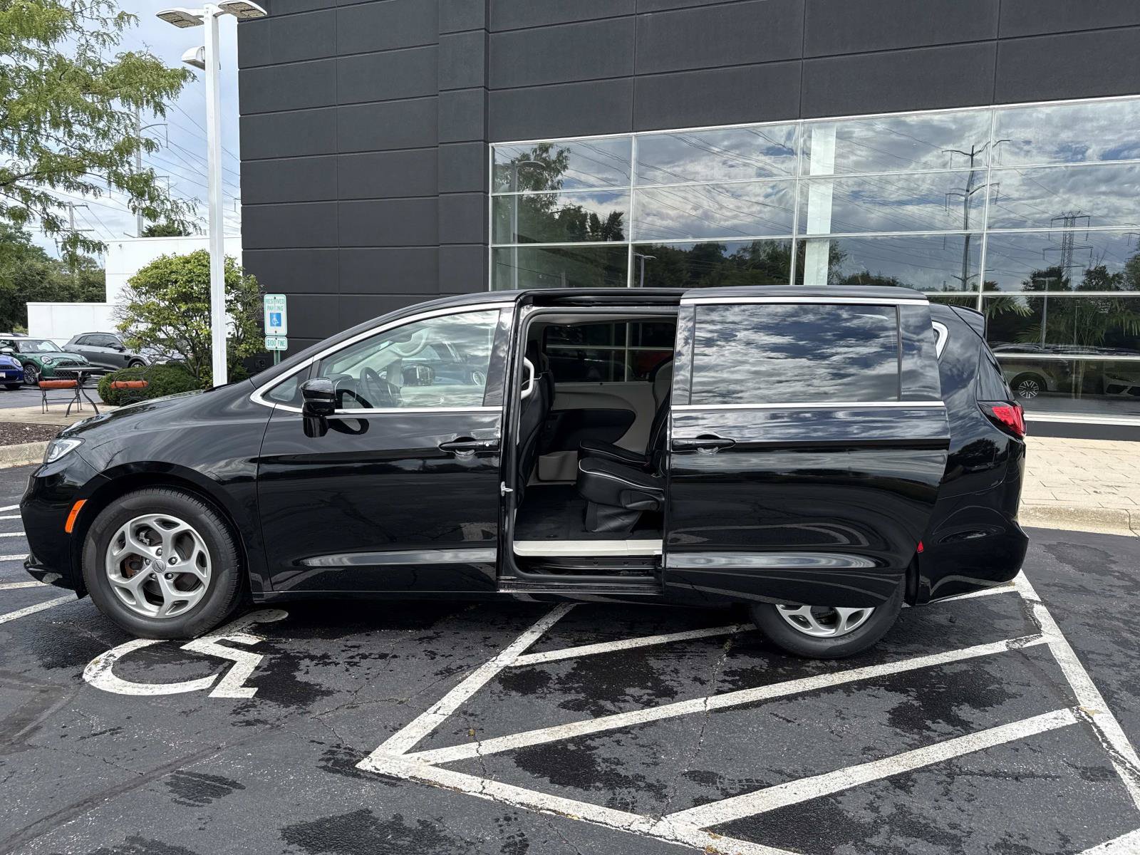 Used 2024 Chrysler Pacifica Limited FWD image 13