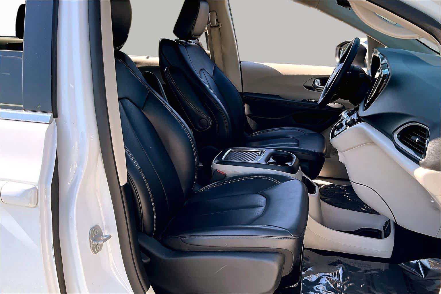 Used 2023 Chrysler Pacifica Touring-L FWD image 9
