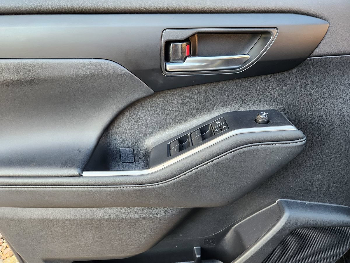 Used 2024 Toyota Highlander XLE FWD image 43