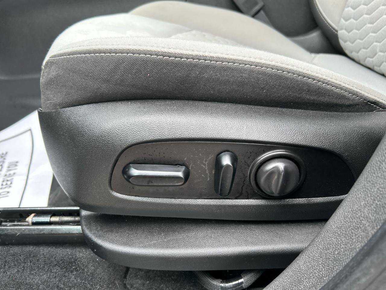 Used 2020 Chevrolet Equinox LT w/ Driver Convenience Package image 9