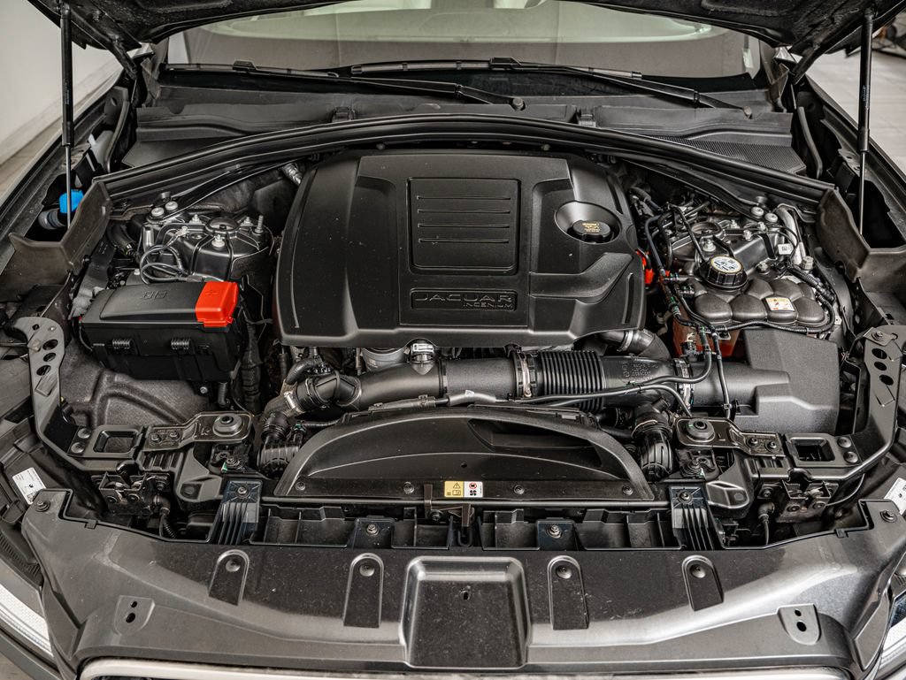 Certified 2025 Jaguar F-PACE R-Dynamic S AWD/4WD image 38