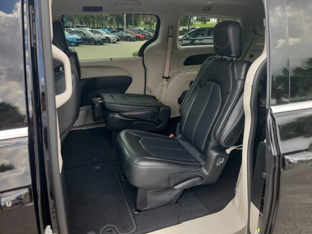 Used 2024 Chrysler Pacifica Touring-L FWD image 8