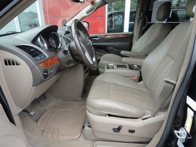 Used 2016 Chrysler Town & Country Touring FWD image 9