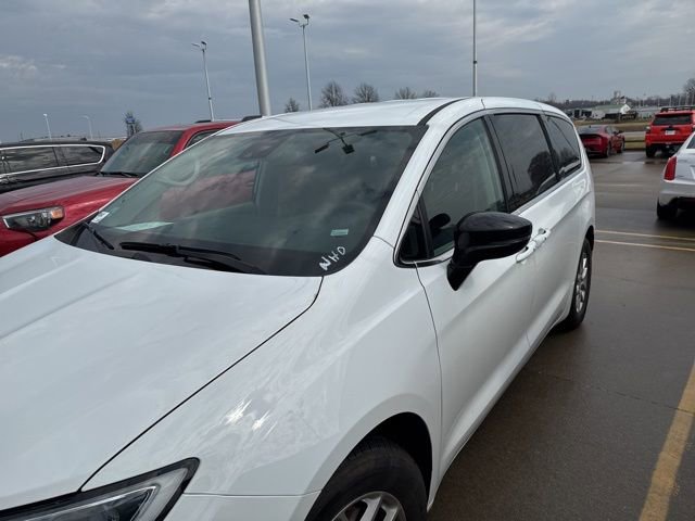 Used 2024 Chrysler Pacifica Touring-L image 37
