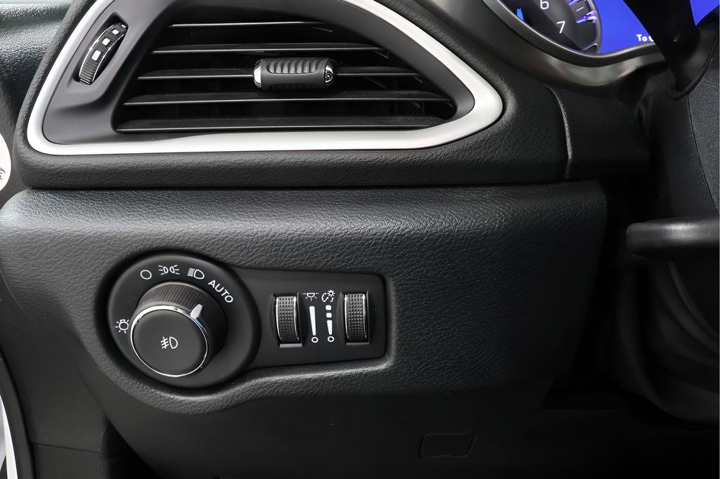 Used 2025 Chrysler Pacifica Select FWD image 17