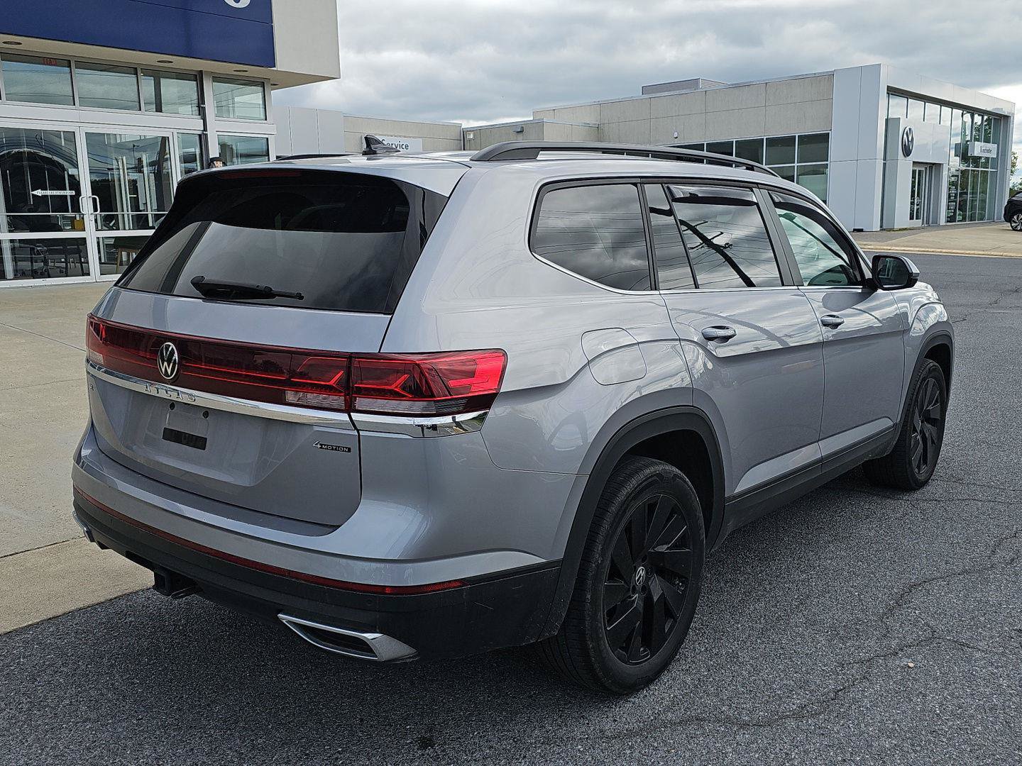 Used 2024 Volkswagen Atlas SE AWD/4WD image 32