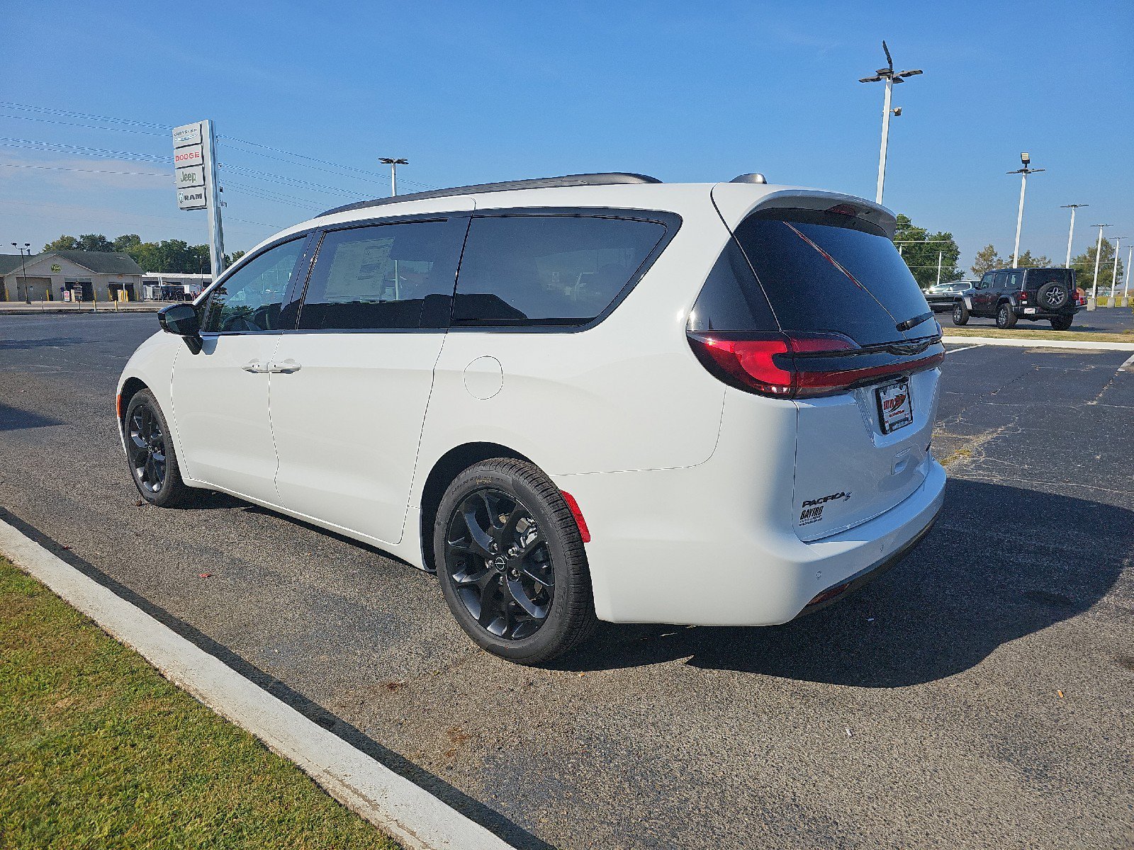 New 2026 Chrysler Pacifica Limited image 3
