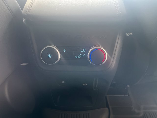 Used 2025 Ford Explorer Active AWD/4WD image 37