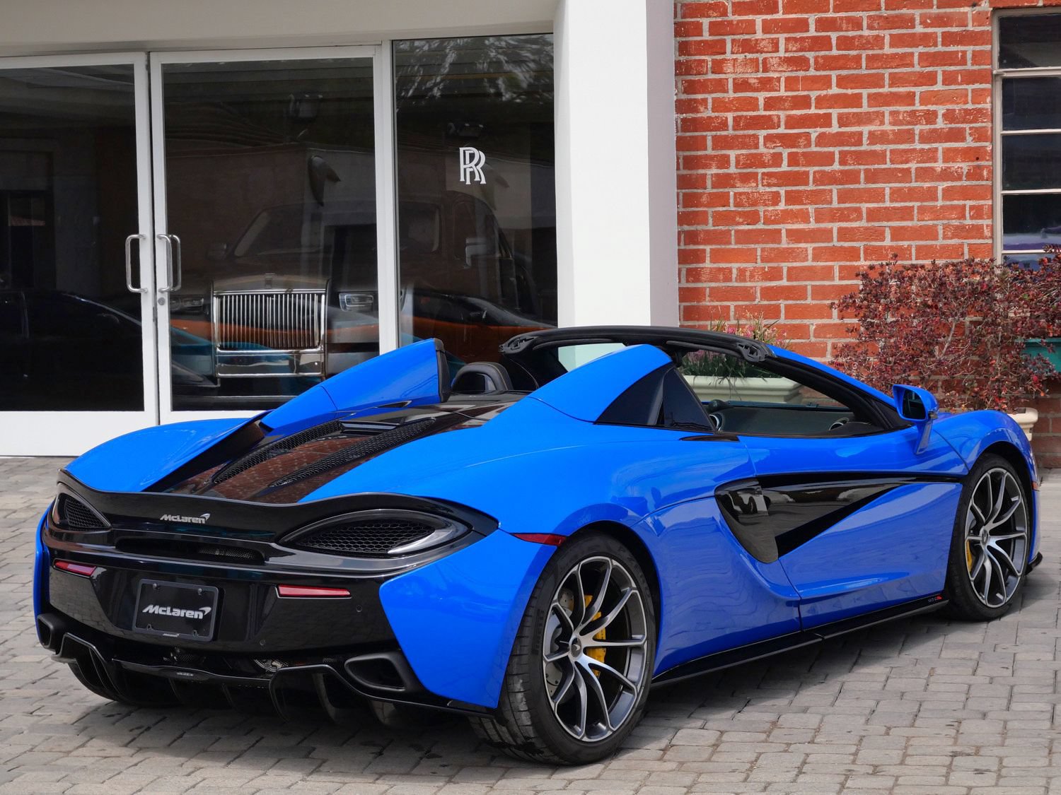 Used 2020 McLaren 570S Spider RWD image 4