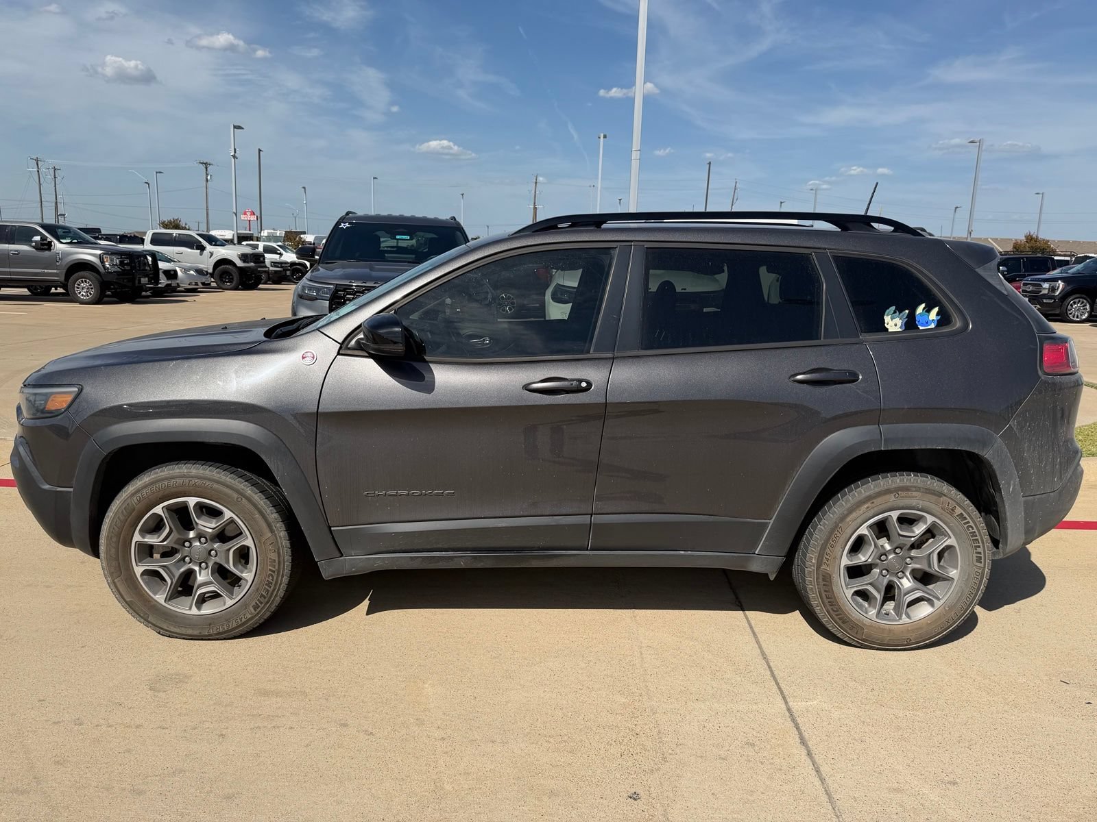 Used 2022 Jeep Cherokee Trailhawk w/ Premium Leather Package AWD/4WD image 4