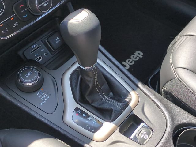 Used 2018 Jeep Cherokee Limited AWD/4WD image 25