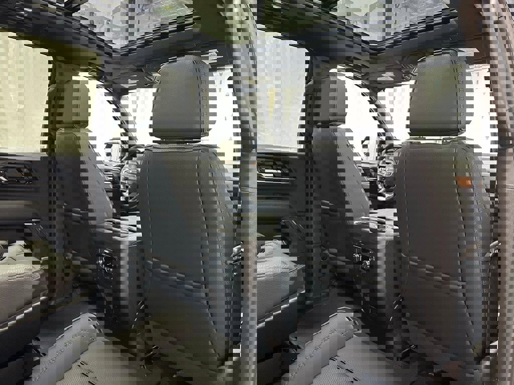 Used 2025 GMC Yukon XL Denali w/ Sun & Power Step Package image 53