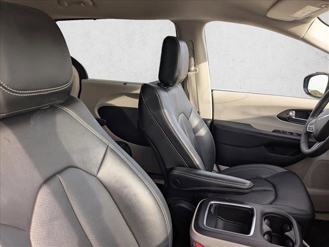 Used 2024 Chrysler Pacifica Touring-L image 19