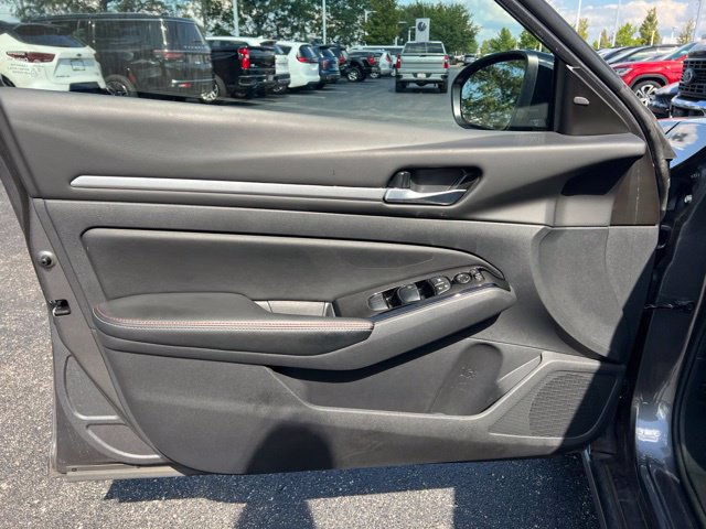Used 2025 Nissan Altima 2.5 SR w/ SR Premium Package FWD image 25