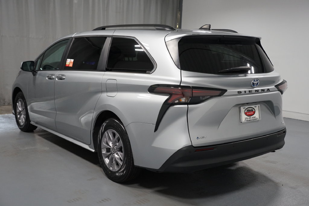 Certified 2025 Toyota Sienna XLE FWD image 6