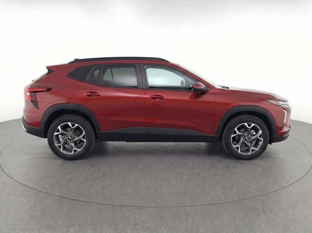 Used 2025 Chevrolet Trax LT w/ LT Convenience Package FWD image 2