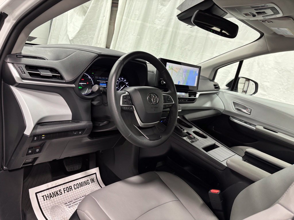 Used 2025 Toyota Sienna XLE AWD/4WD image 15