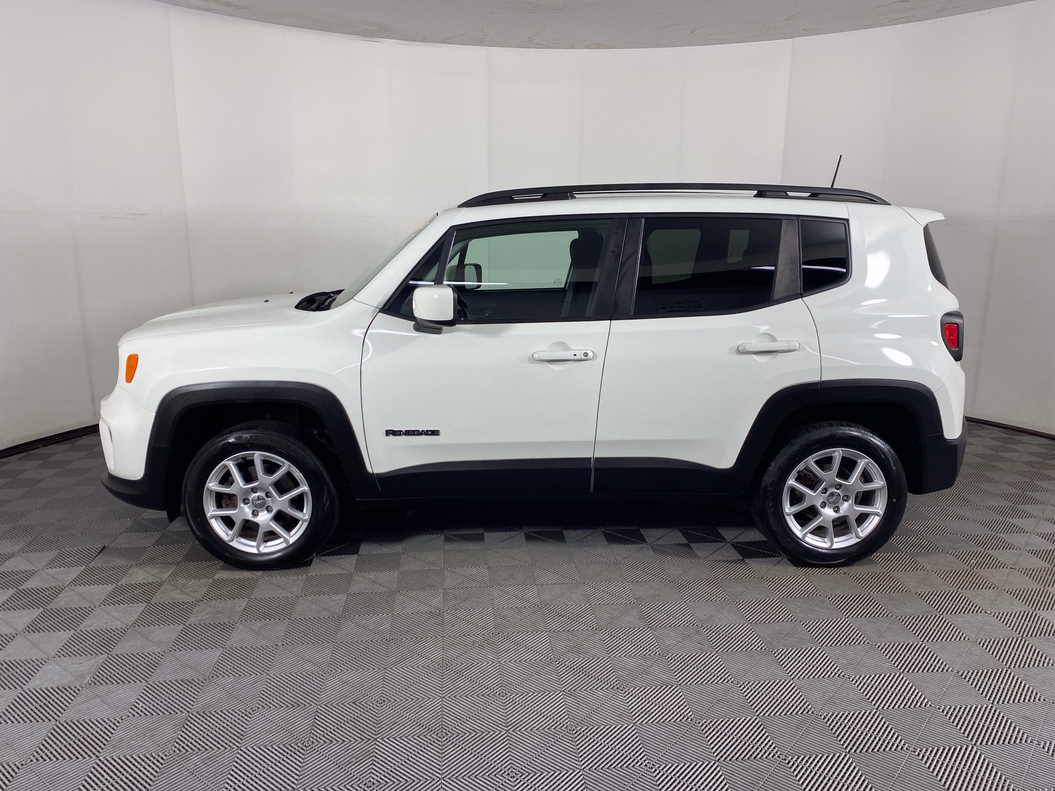 Used 2020 Jeep Renegade Latitude w/ Cold Weather Group AWD/4WD image 10