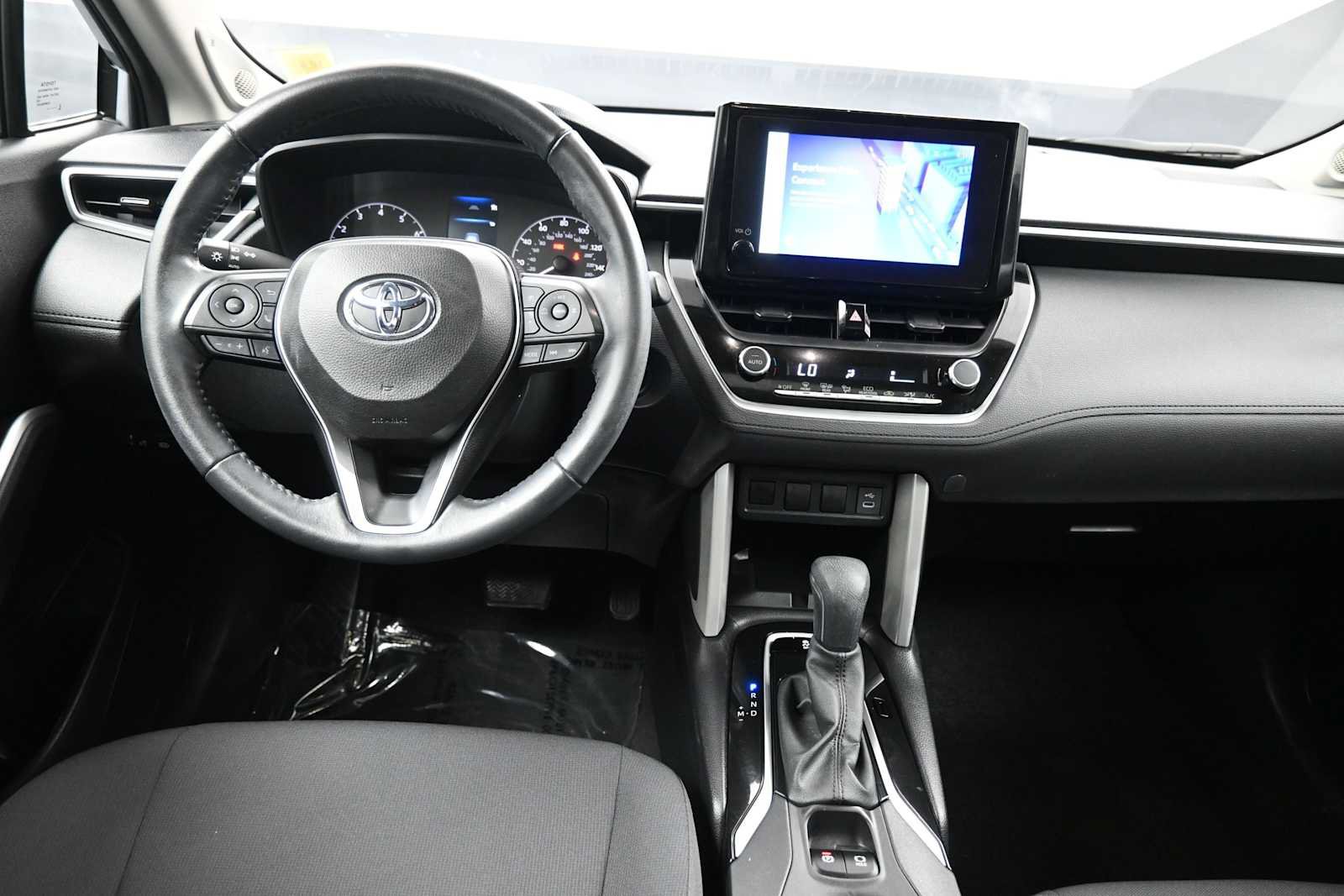 Used 2024 Toyota Corolla Cross LE w/ Moonroof Package AWD/4WD image 18