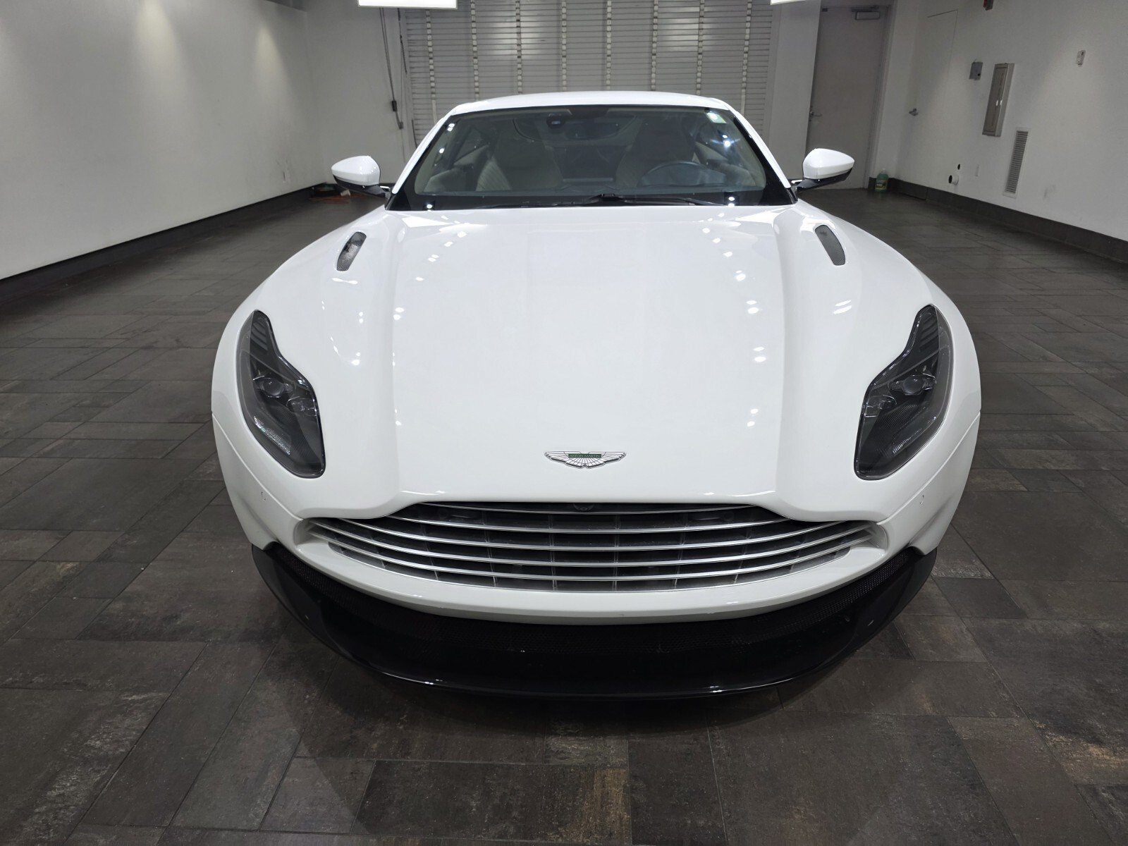 Used 2023 Aston Martin DB11 Coupe RWD image 7