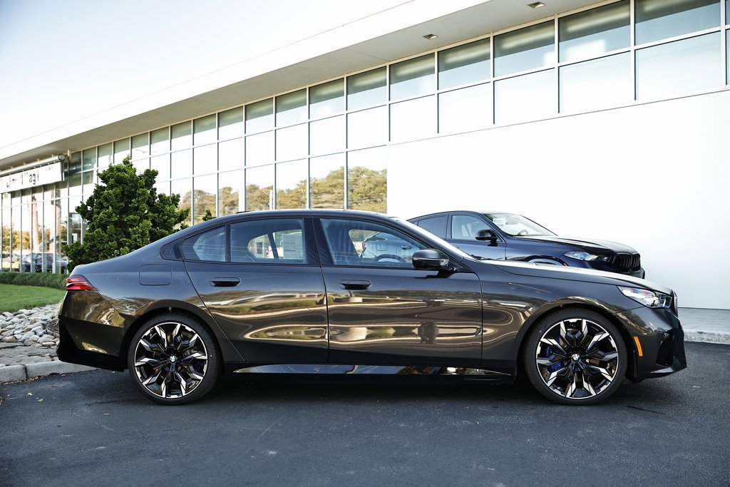 New 2026 BMW 550e xDrive w/ Premium Package image 3