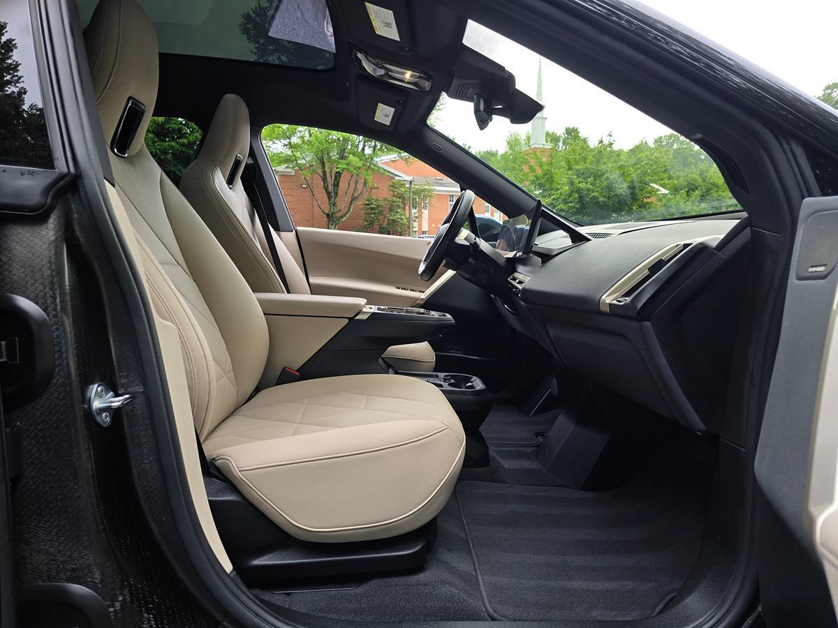 Used 2024 BMW iX xDrive50 w/ Sport Package AWD/4WD image 22