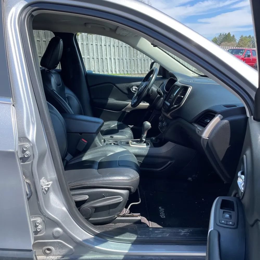 Used 2017 Jeep Cherokee Limited AWD/4WD image 3