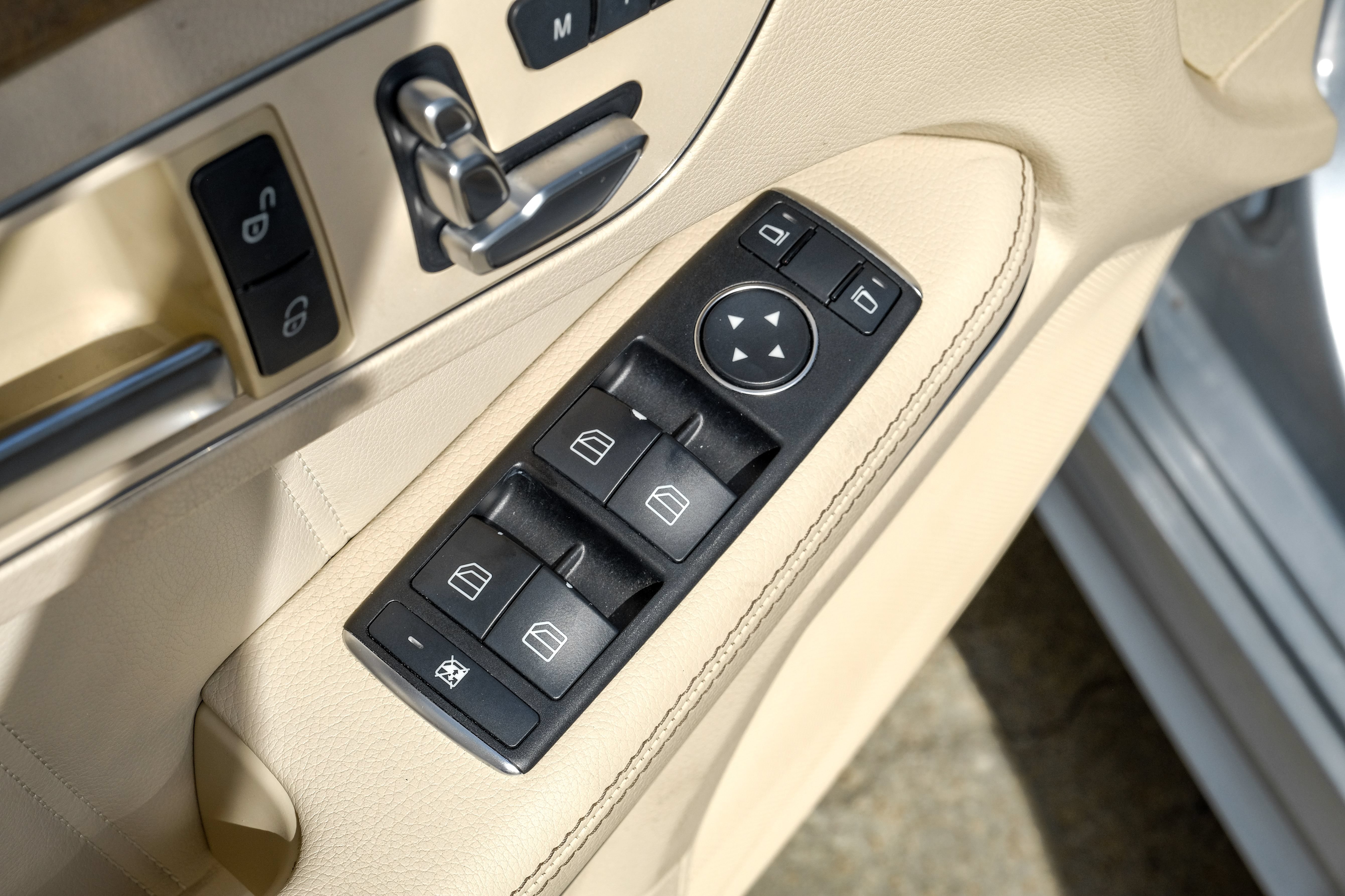 Used 2014 Mercedes-Benz E 550 4MATIC Sedan w/ Premium 1 Package image 46