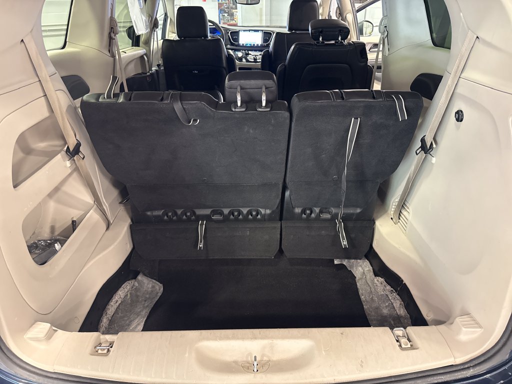 Used 2023 Chrysler Pacifica Touring-L FWD image 44