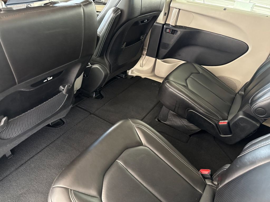 Used 2023 Chrysler Pacifica Touring-L FWD image 11
