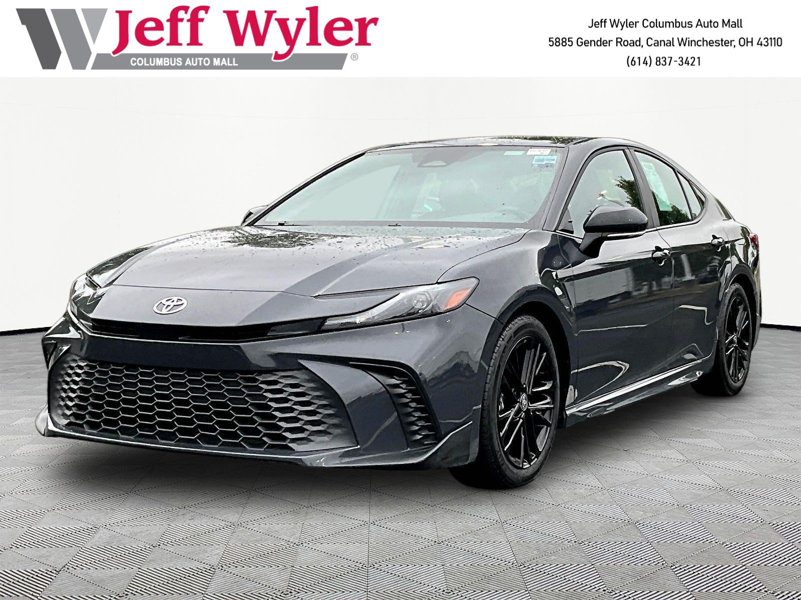 Used 2025 Toyota Camry SE FWD image 1
