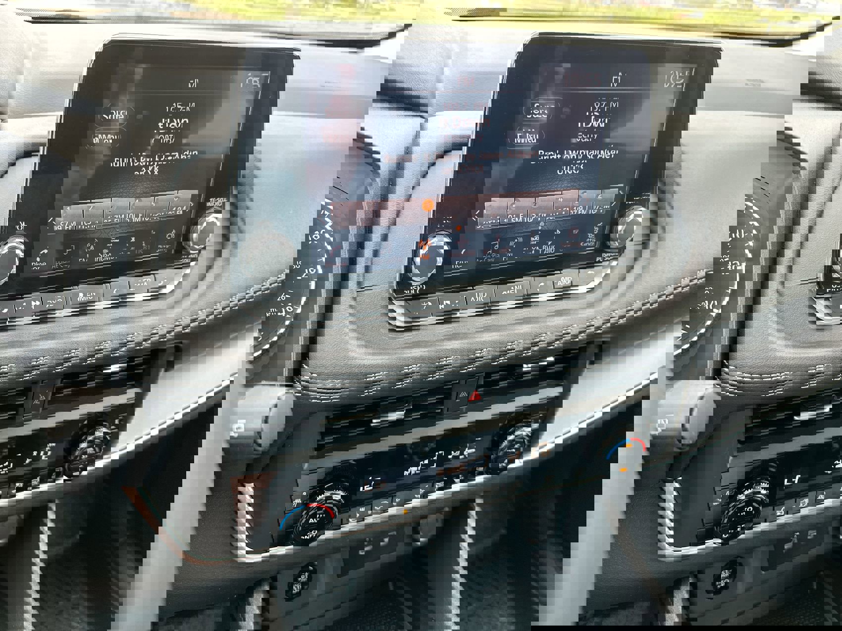 Used 2024 Nissan Rogue SV w/ SV Premium Package image 16