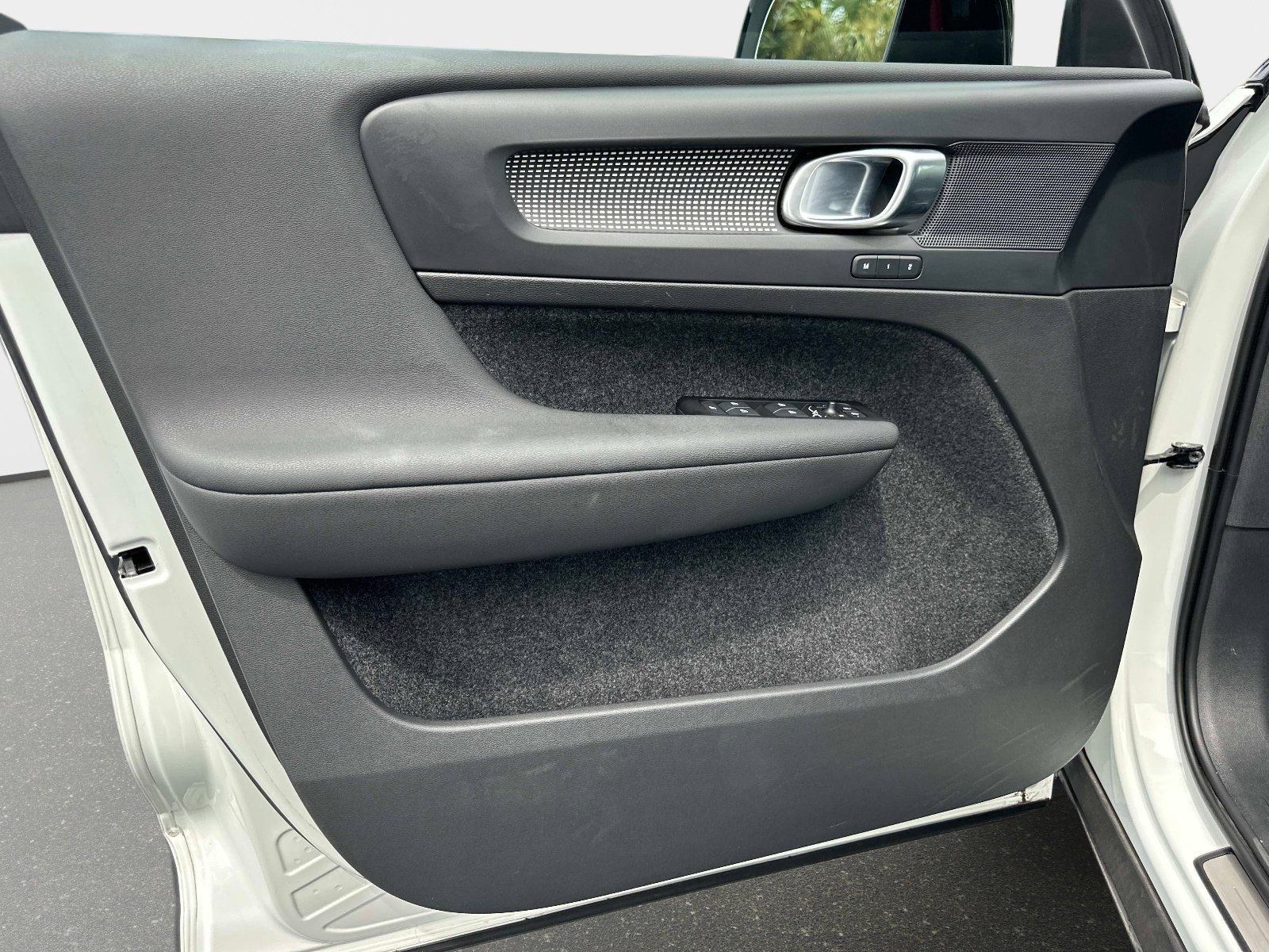 Used 2022 Volvo XC40 T5 R-Design image 18