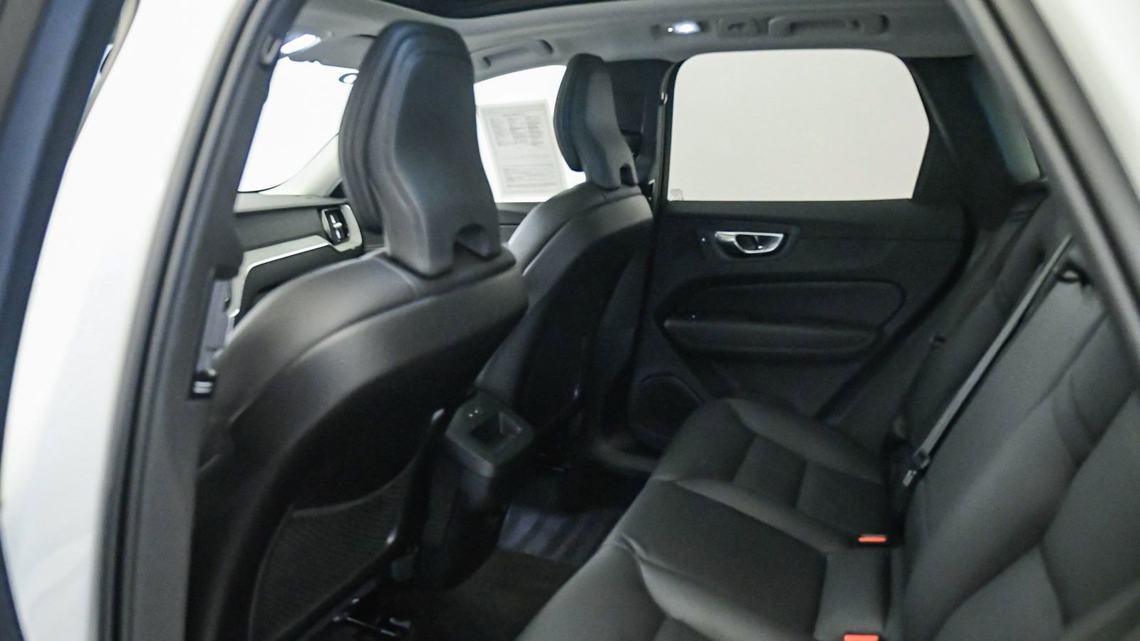 Certified 2025 Volvo XC60 B5 Plus AWD/4WD image 19