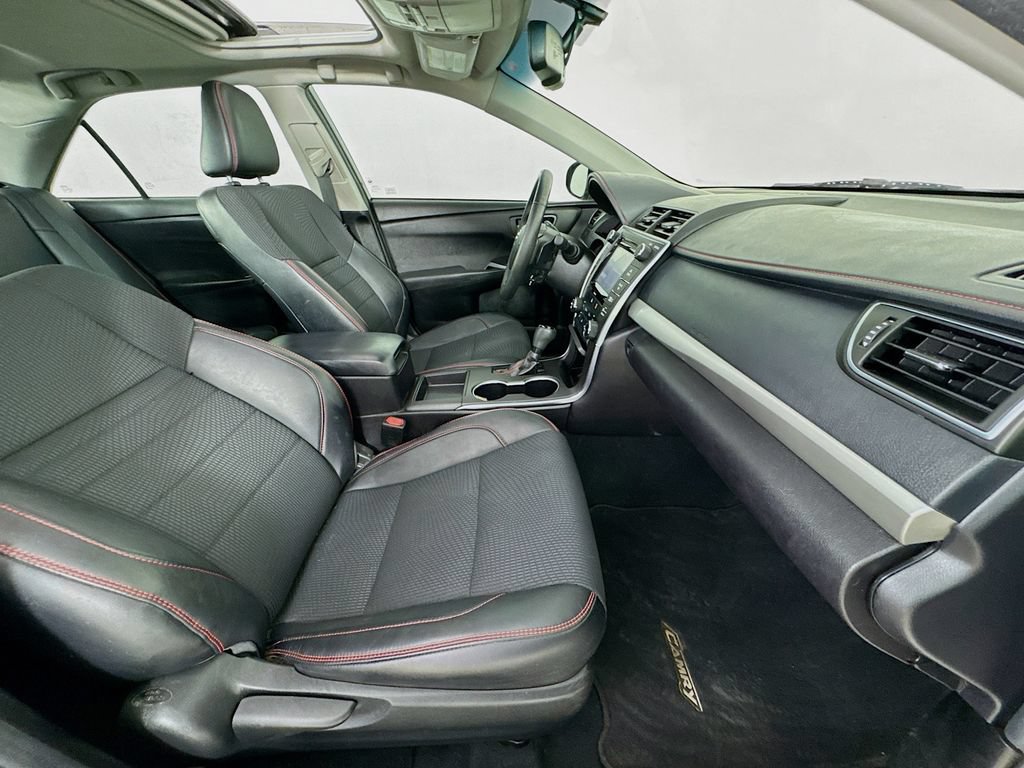 Used 2017 Toyota Camry SE w/ Moonroof Package FWD image 34