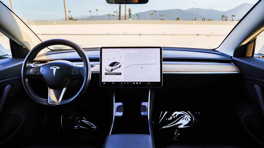 Used 2018 Tesla Model 3 image 12