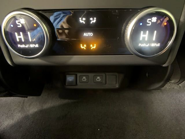 Certified 2025 Land Rover Discovery Dynamic SE image 26