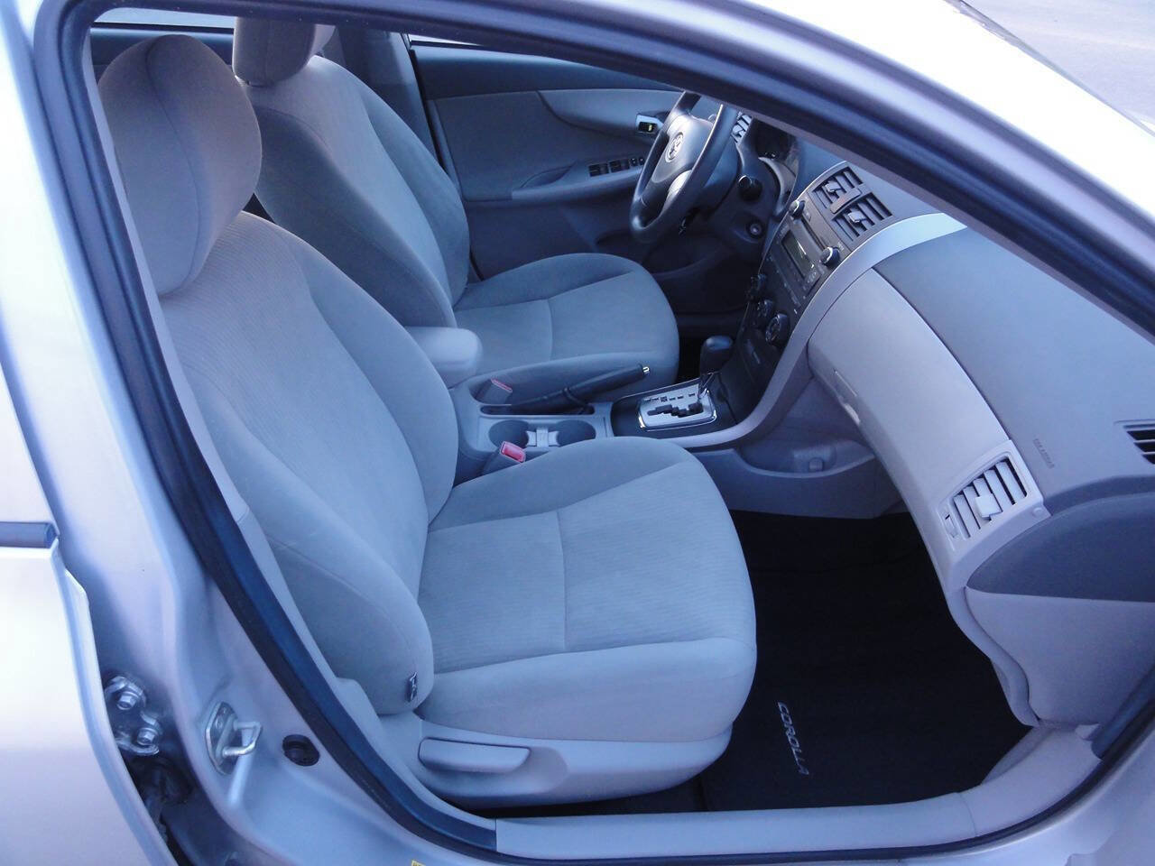 Used 2010 Toyota Corolla LE image 14