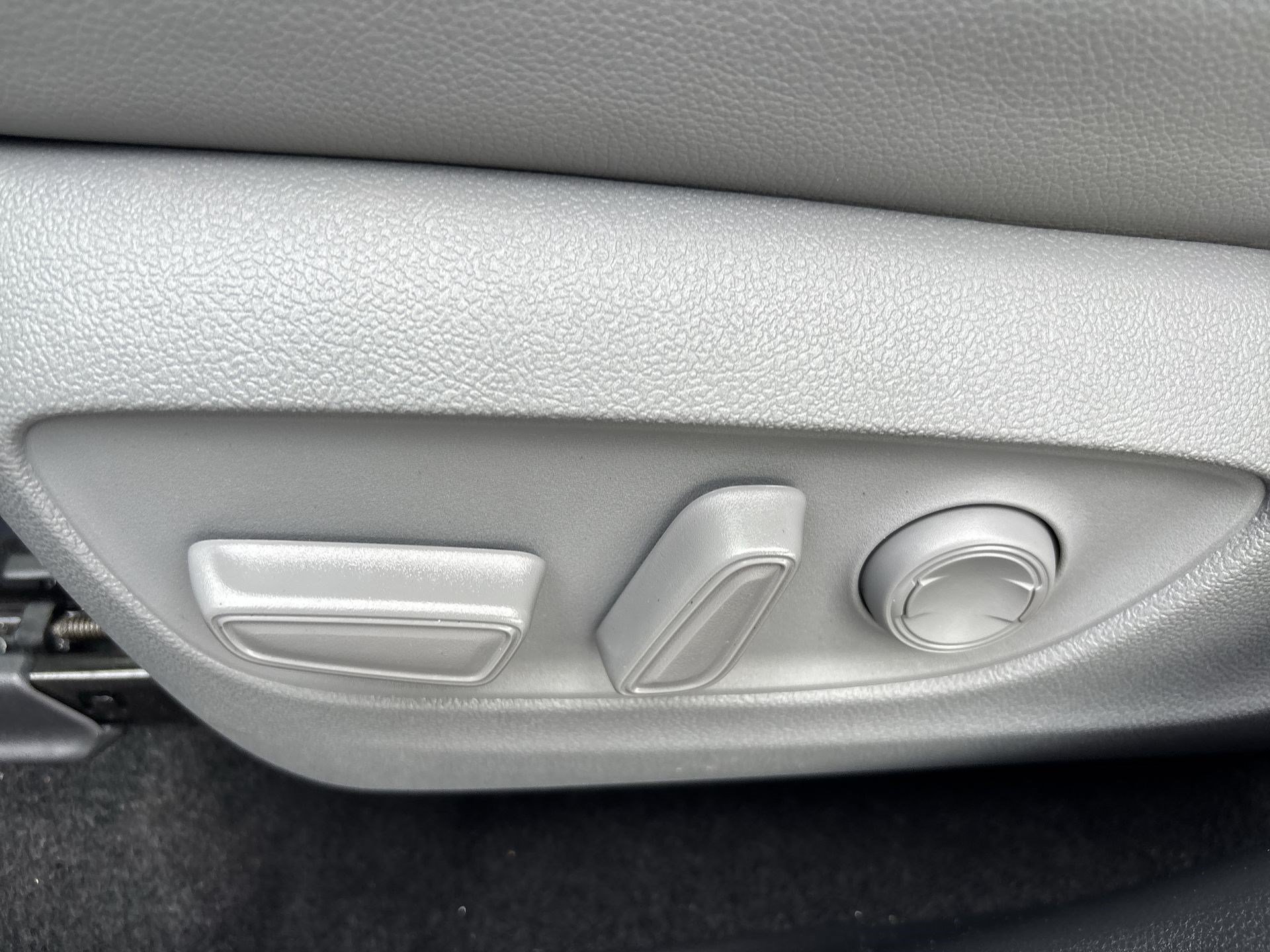 Used 2024 Toyota Highlander XLE FWD image 14