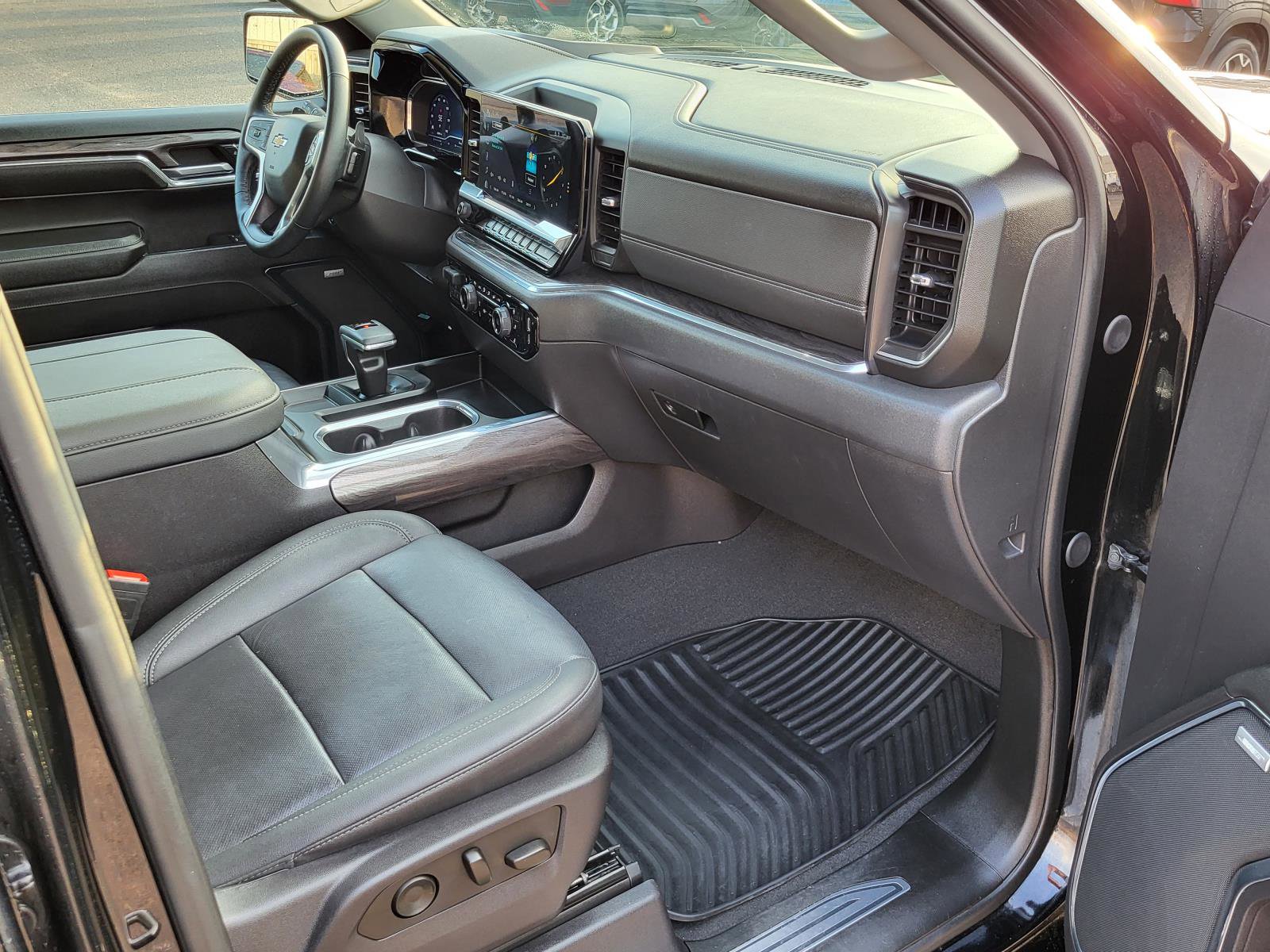 Used 2024 Chevrolet Silverado 1500 LTZ w/ LTZ Convenience Package II image 9