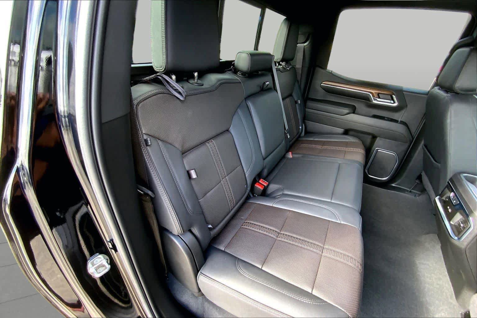 Used 2024 Chevrolet Silverado 1500 High Country w/ High Country Premium Package AWD/4WD image 39