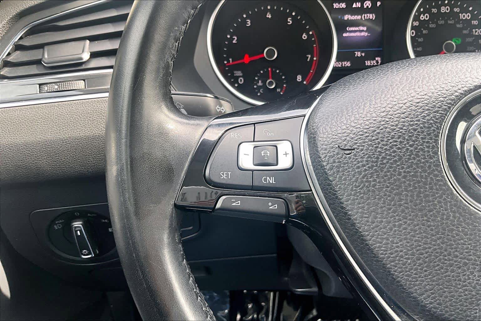 Used 2018 Volkswagen Tiguan SEL FWD image 24