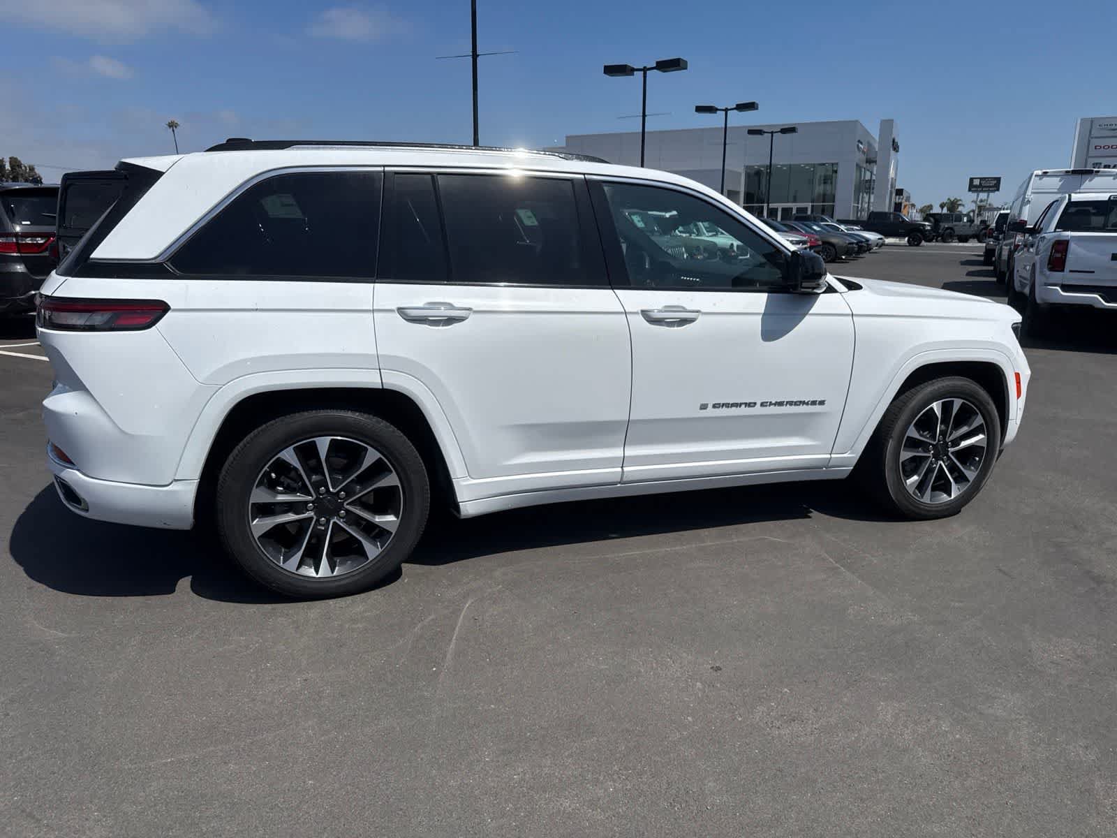 Used 2023 Jeep Grand Cherokee Overland w/ Advanced Protech Group III AWD/4WD image 14