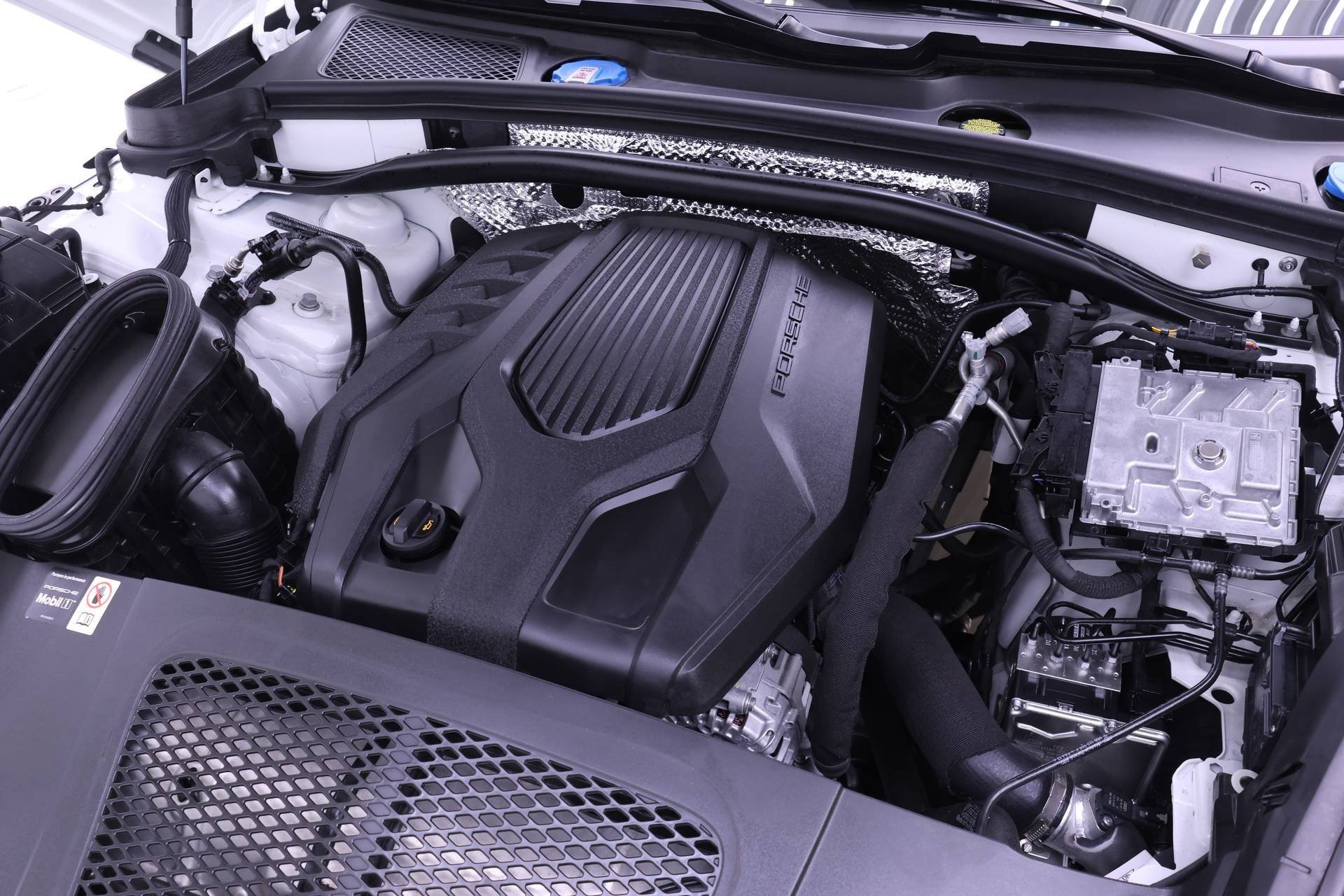 Used 2025 Porsche Macan image 25