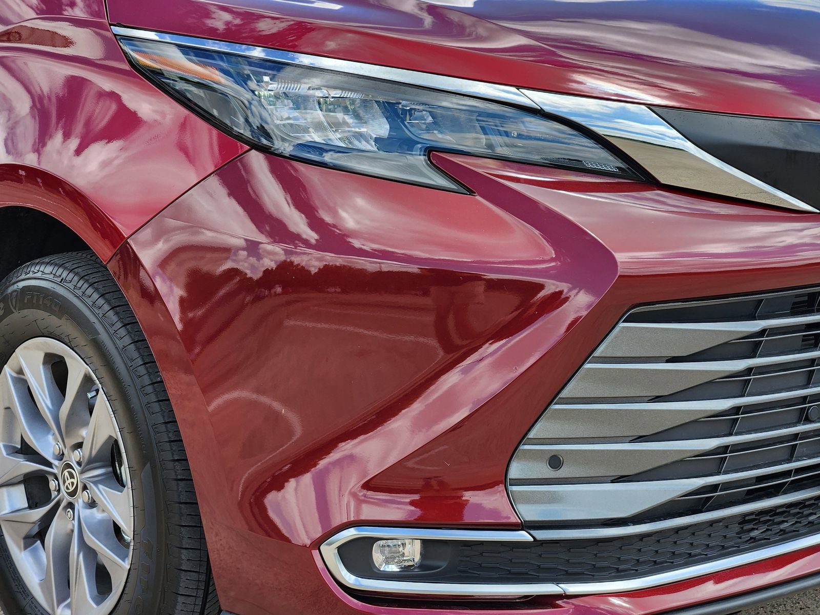 Used 2025 Toyota Sienna XLE image 9