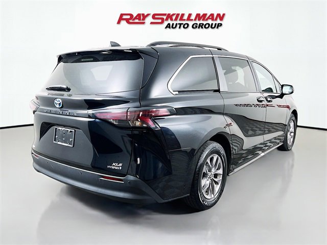 Used 2024 Toyota Sienna XLE image 7